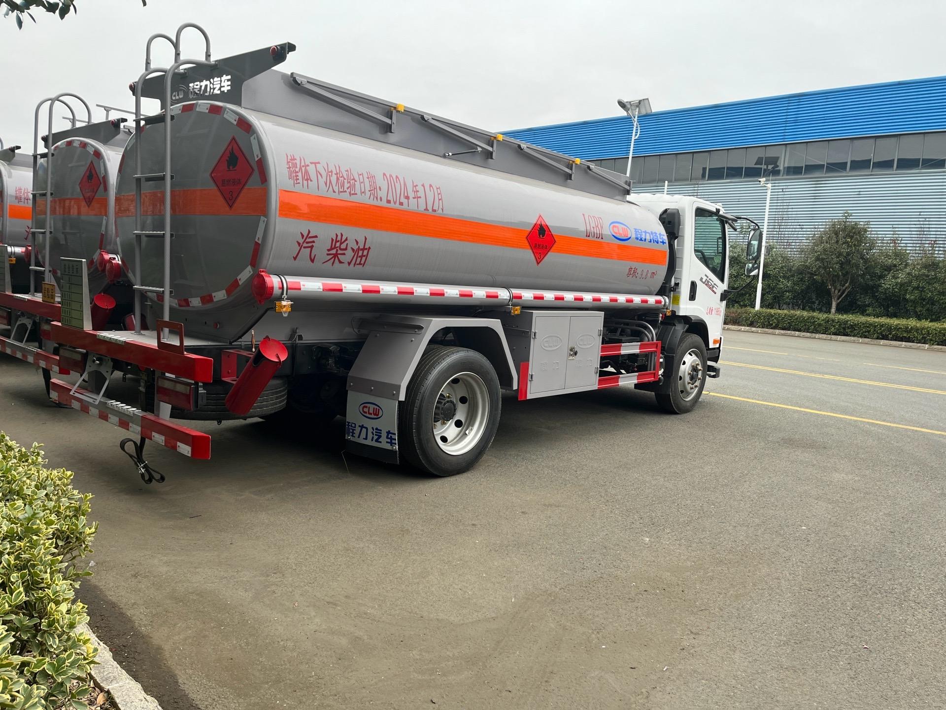 八年實(shí)戰(zhàn)錘煉 程力牌CL5121GYY6BWG型8噸運(yùn)油車詳解，助力物流運(yùn)輸提質(zhì)增效